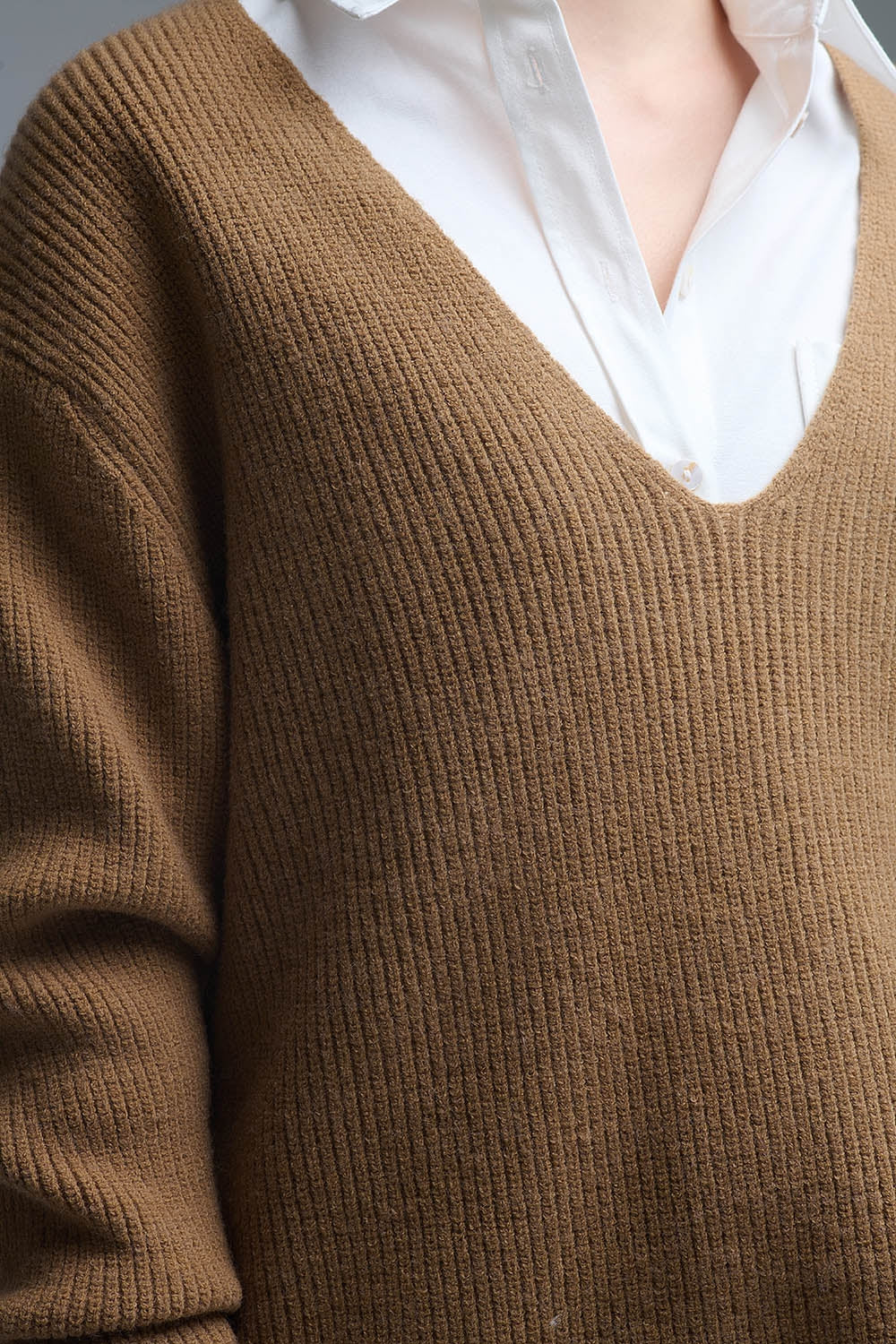 Camisola fina com decote em V superdimensionada em camel