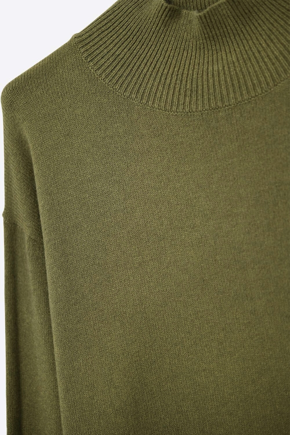 Camisola solta verde militar com pormenor aberto nas costas