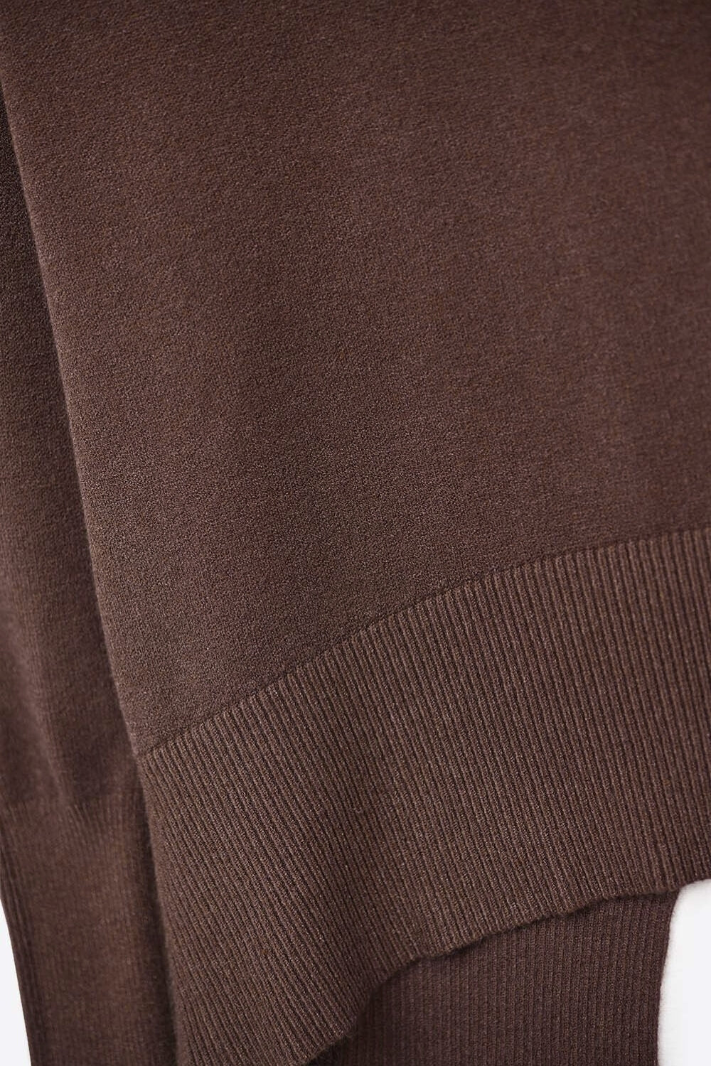 Camisola castanha solta com pormenor aberto nas costas