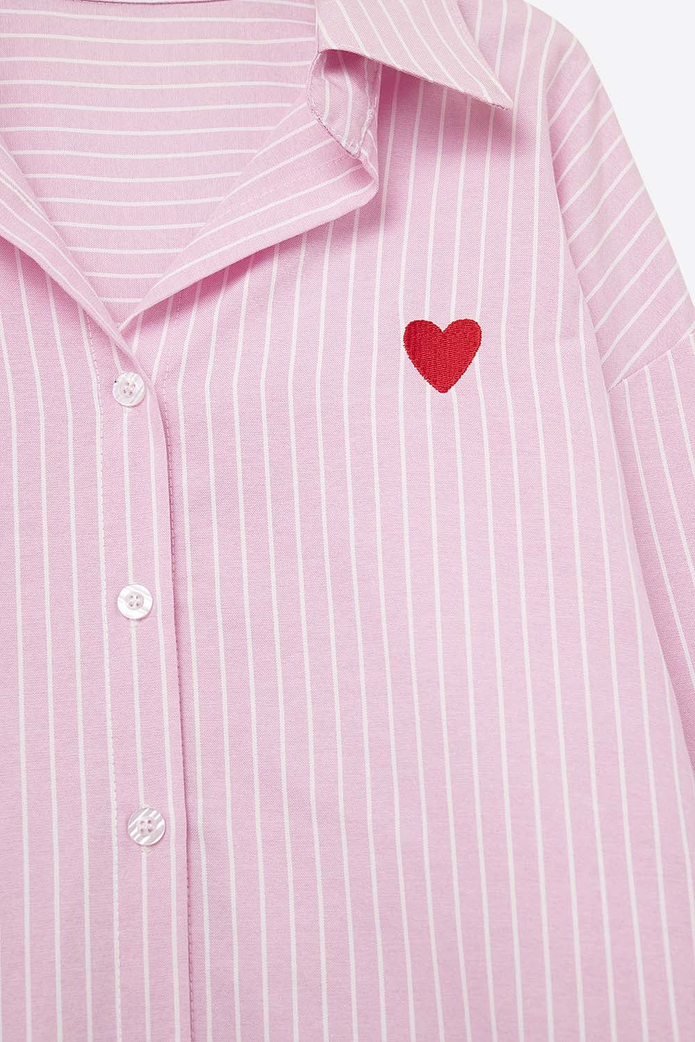 Camisa às riscas cor-de-rosa com bordado de corações vermelhos