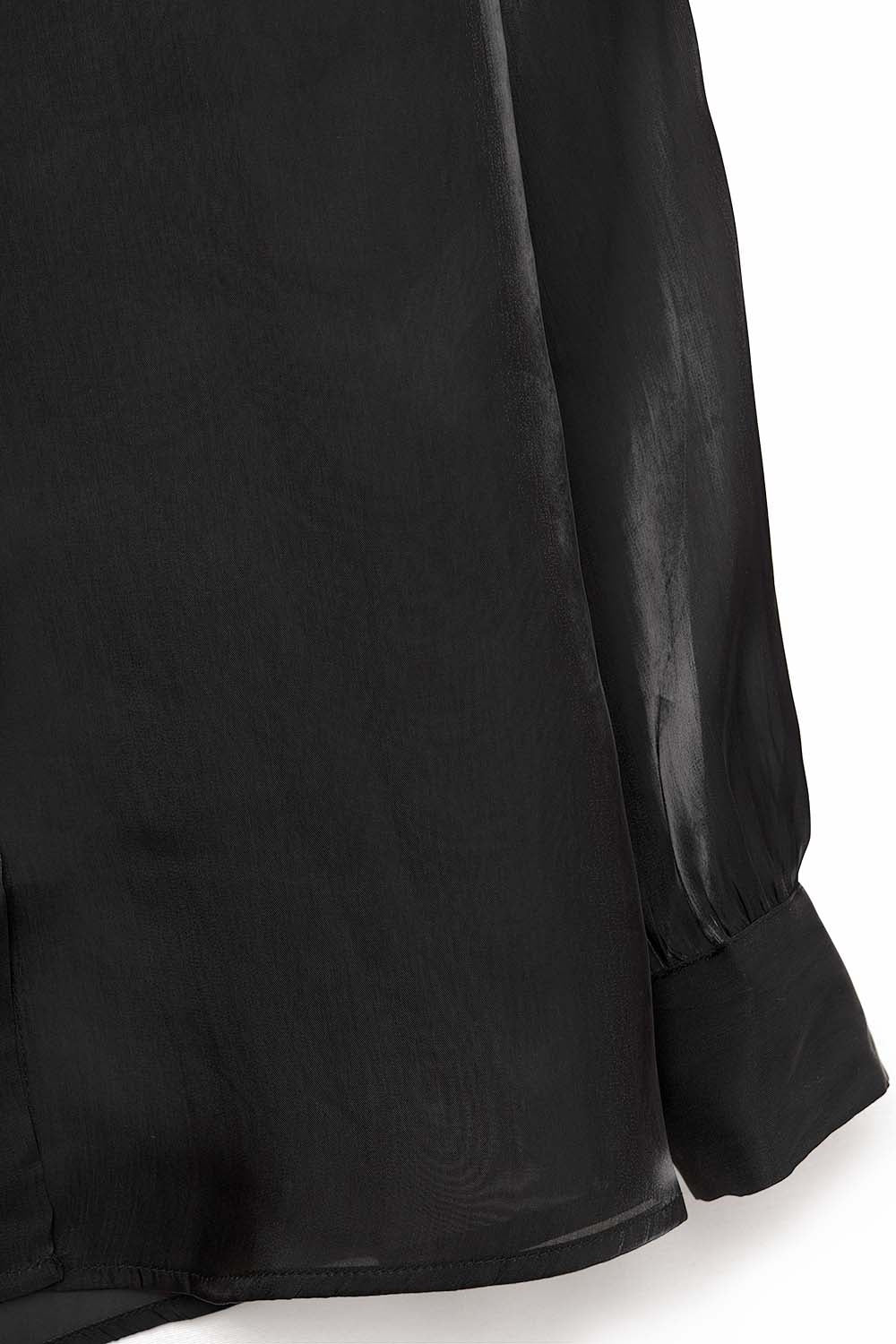 Camisa preta elegante em seda acetinada