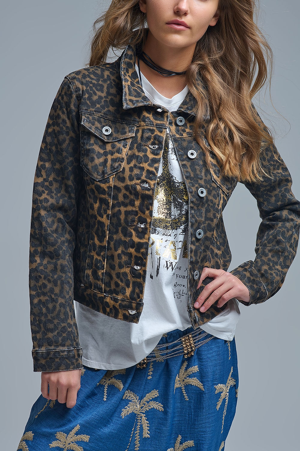 Casaco de ganga com estampado de leopardo em tecido de ganga