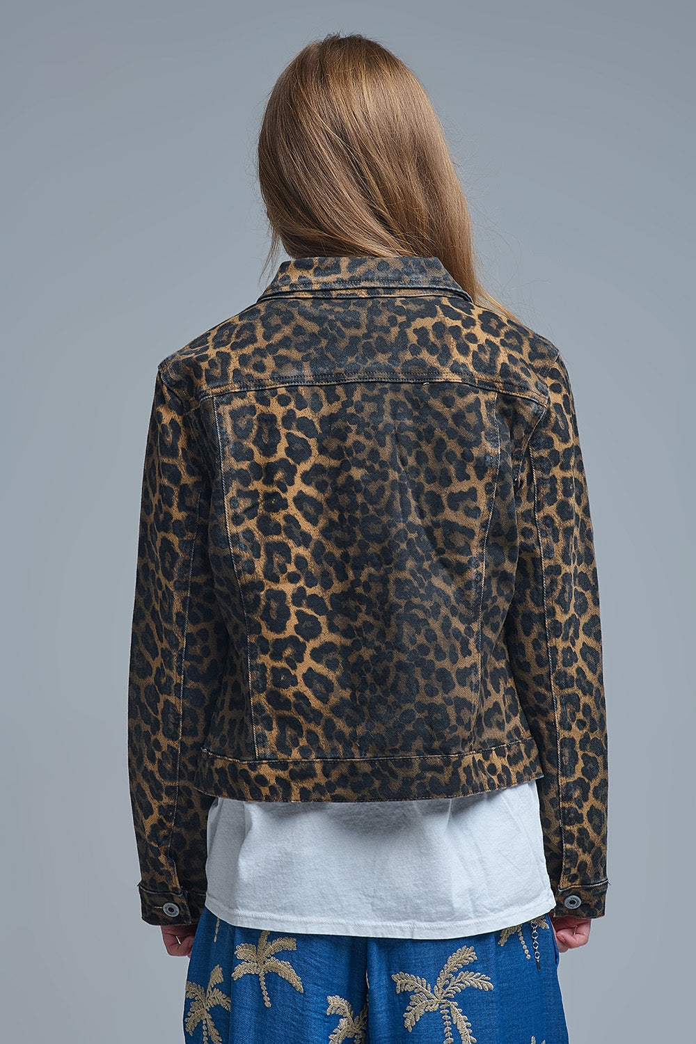 Casaco de ganga com estampado de leopardo em tecido de ganga