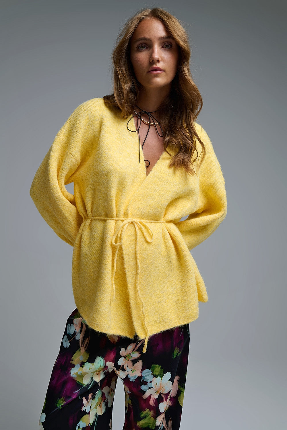 Casaco de malha amarelo elegante