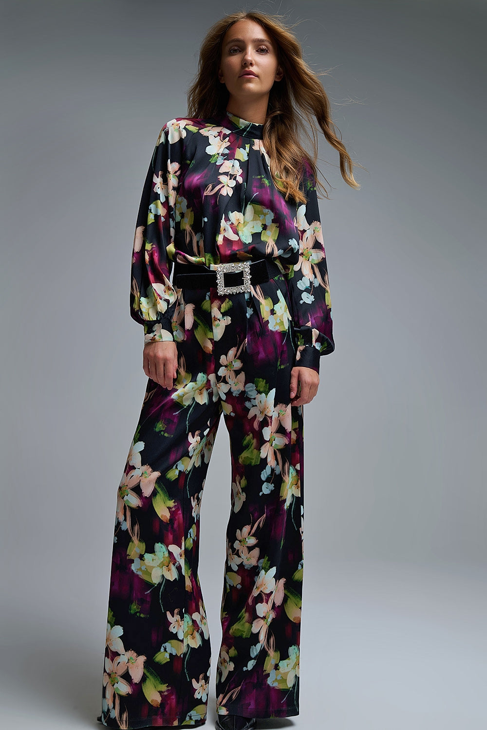 Calças fluidas com estampado floral em tecido acetinado com bolsos laterais