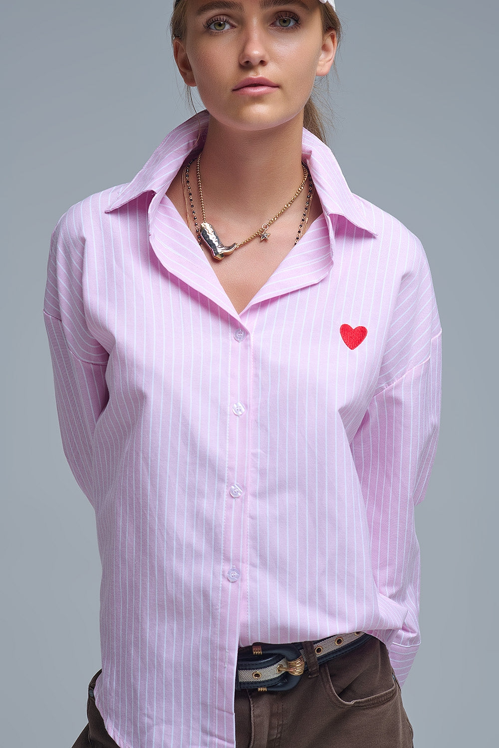 Camisa às riscas cor-de-rosa com bordado de corações vermelhos