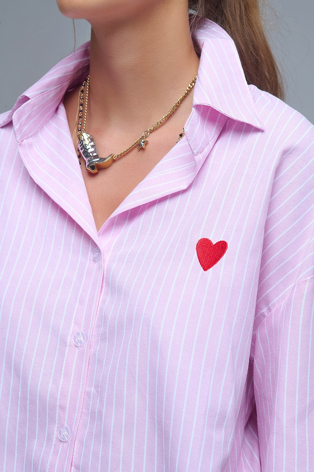 Camisa às riscas cor-de-rosa com bordado de corações vermelhos