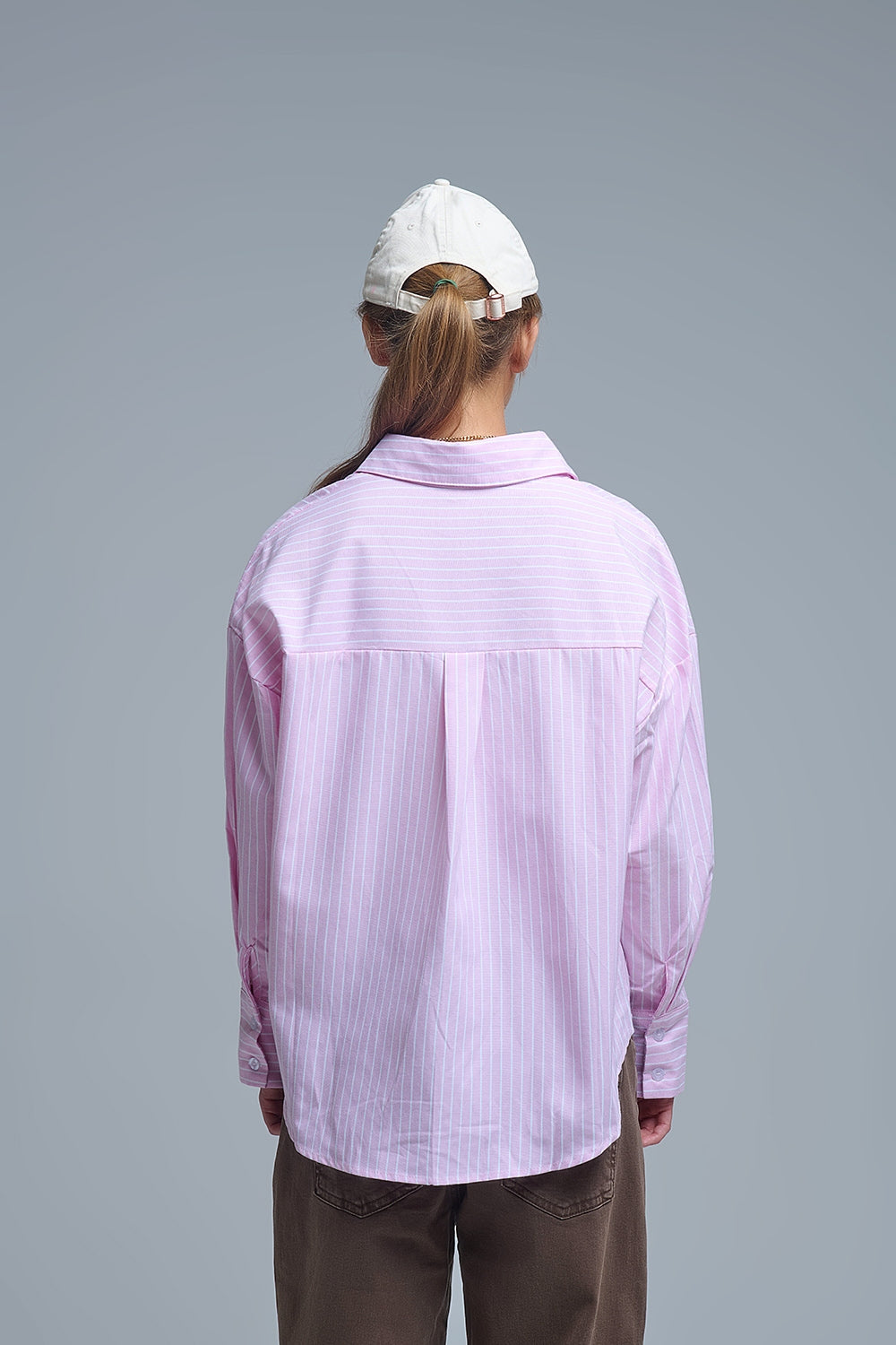 Camisa às riscas cor-de-rosa com bordado de corações vermelhos