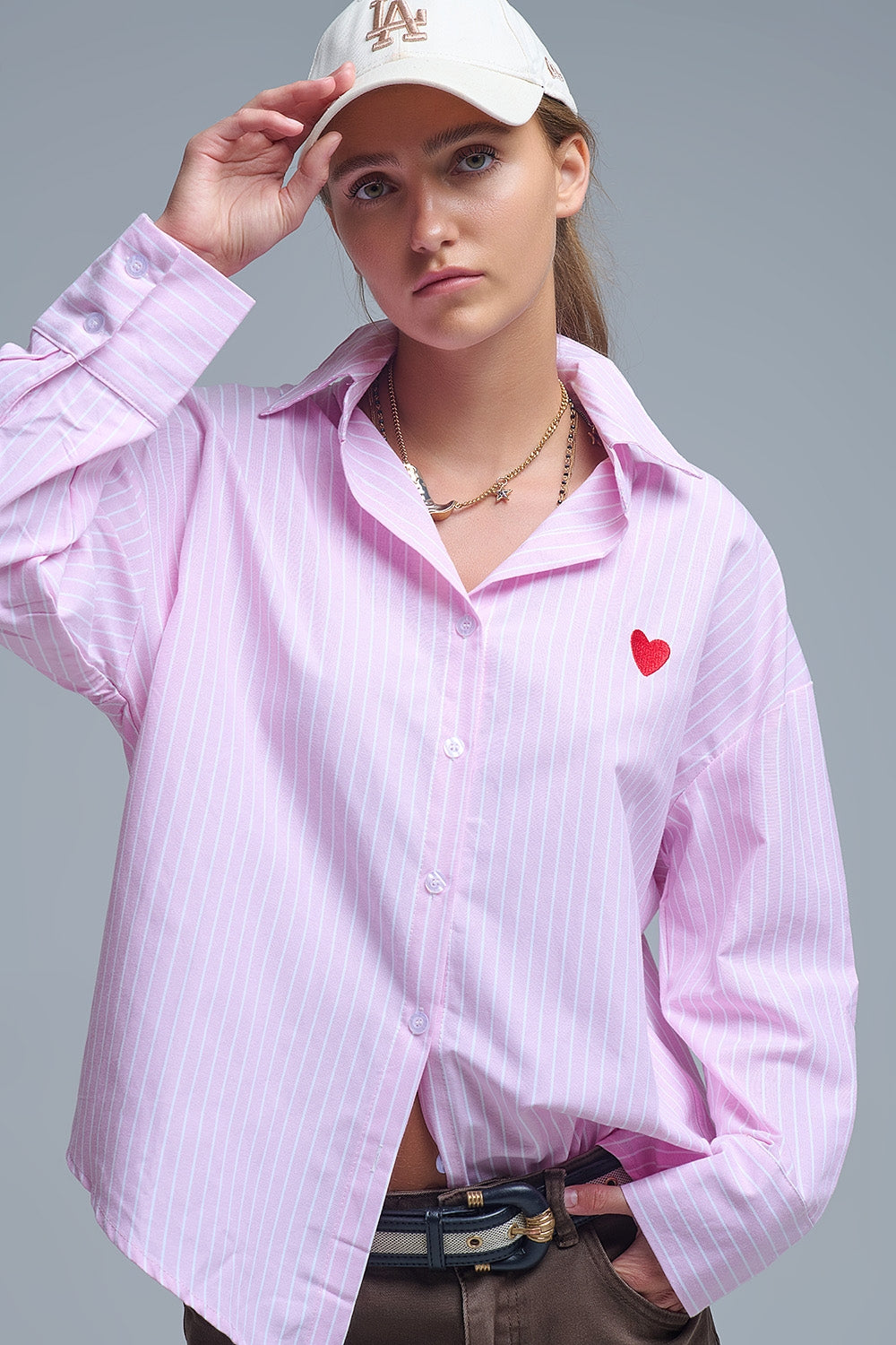 Camisa às riscas cor-de-rosa com bordado de corações vermelhos