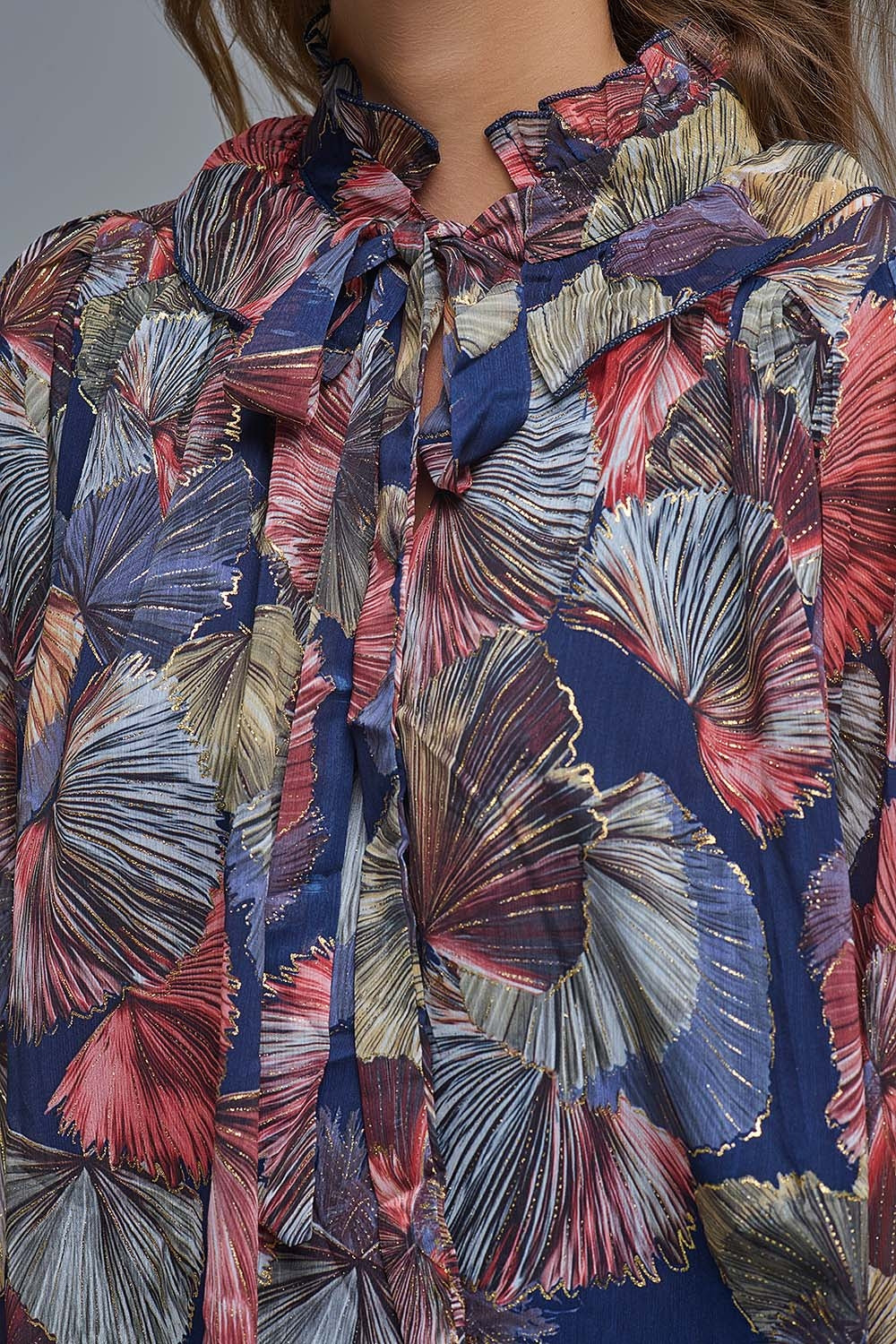Blusa com folhos estampada Boho-Chic em estampado de palmas metálicas