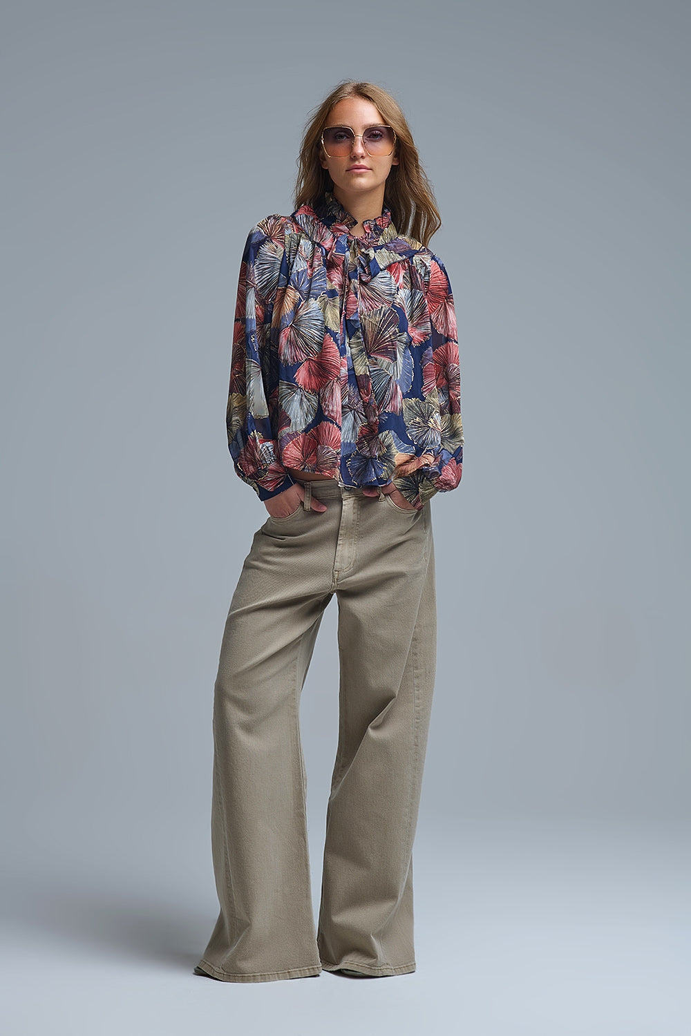 Blusa com folhos estampada Boho-Chic em estampado de palmas metálicas
