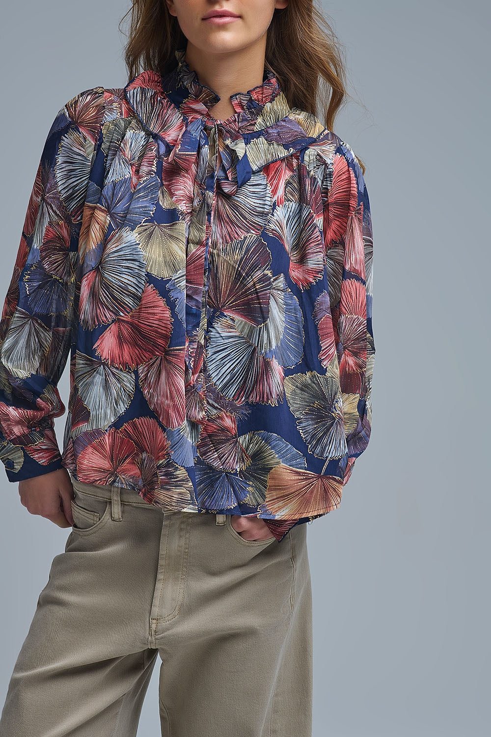 Blusa com folhos estampada Boho-Chic em estampado de palmas metálicas