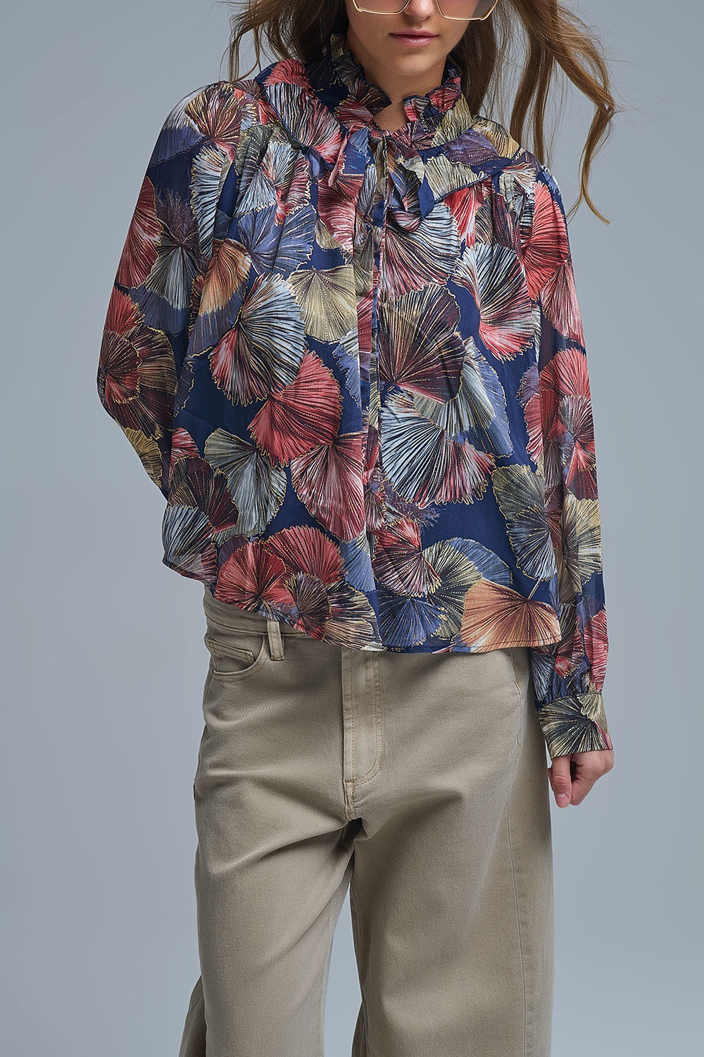 Blusa com folhos estampada Boho-Chic em estampado de palmas metálicas