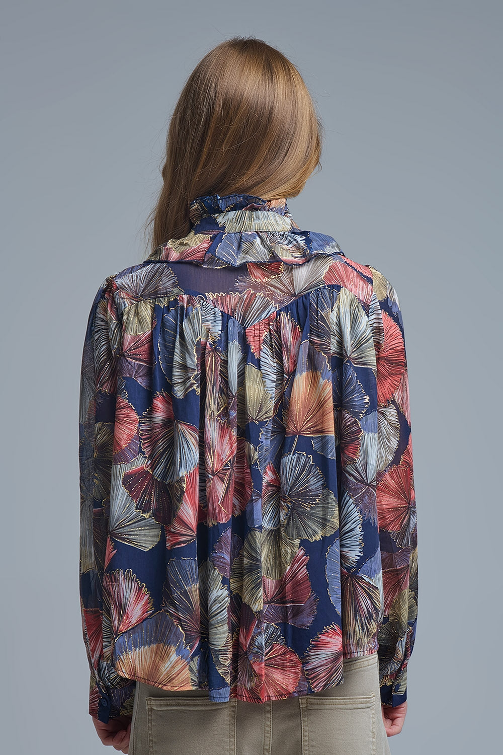 Blusa com folhos estampada Boho-Chic em estampado de palmas metálicas