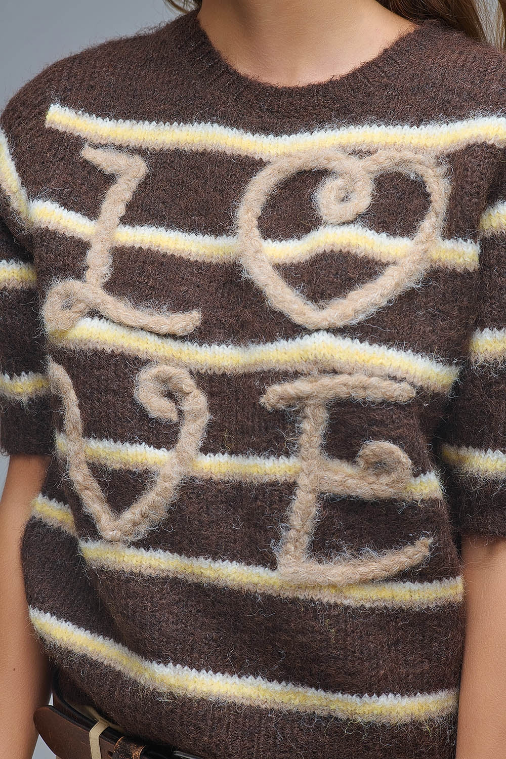 Camisola de manga curta bordada com amor em castanho