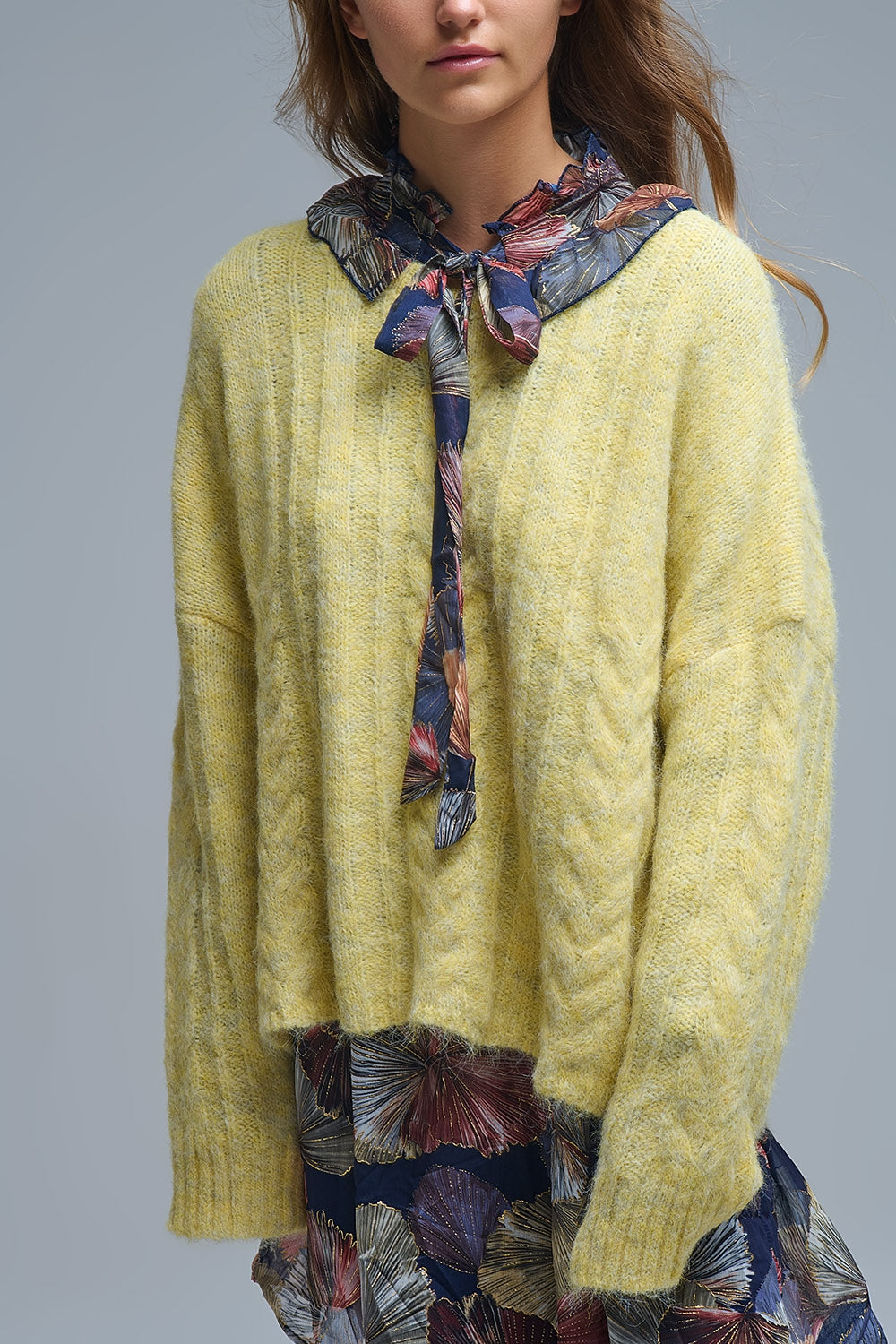 Camisola de malha fina com gola redonda em amarelo