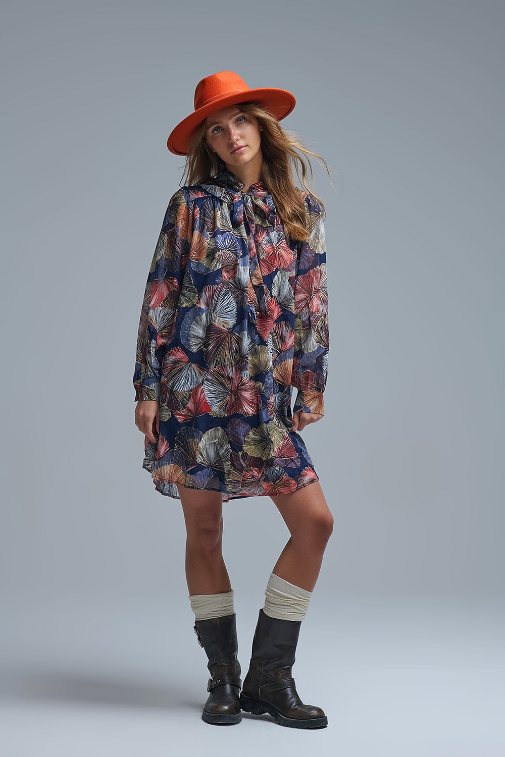 Vestido floral elegante com decote em A e laço