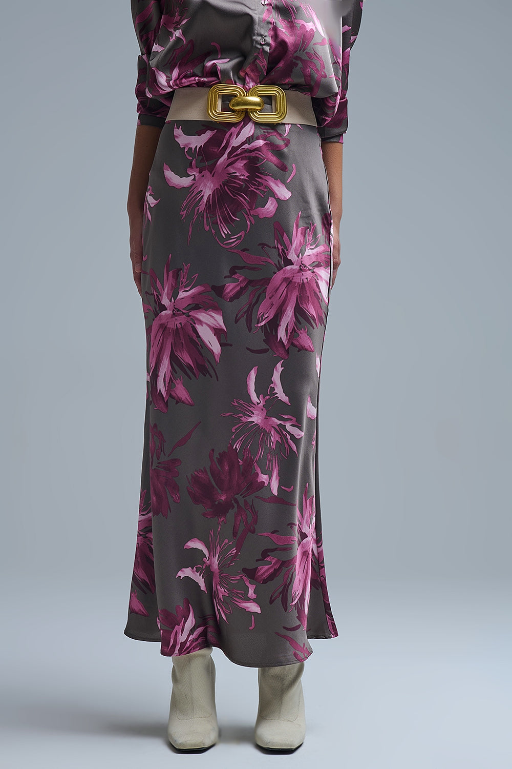 Saia Midi Floral Elegante em cetim cinzento