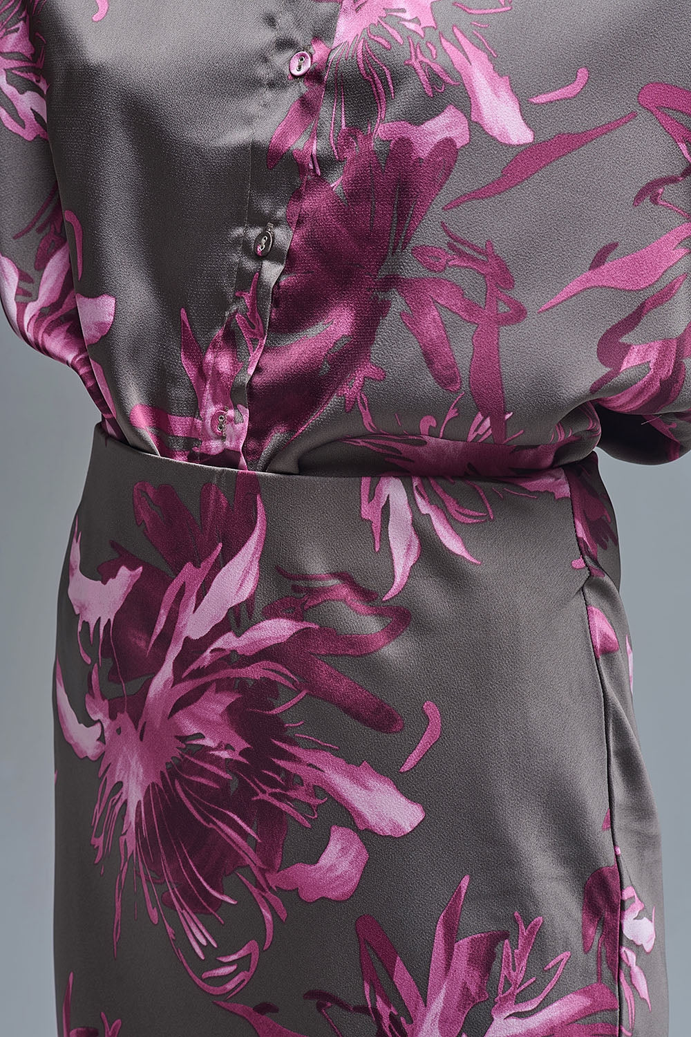 Saia Midi Floral Elegante em cetim cinzento