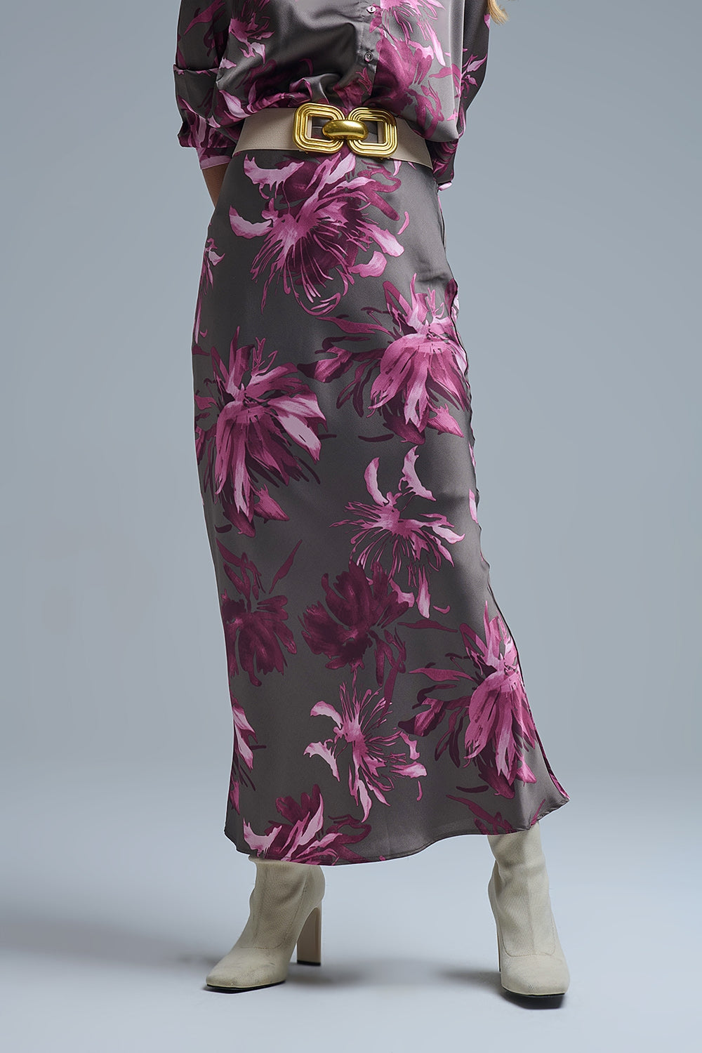 Saia Midi Floral Elegante em cetim cinzento