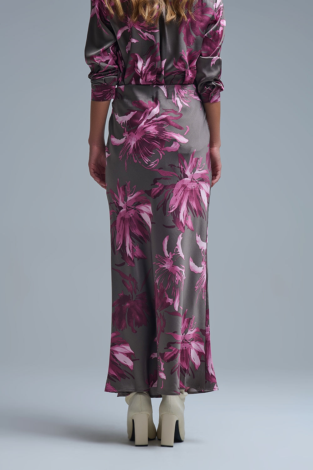 Saia Midi Floral Elegante em cetim cinzento