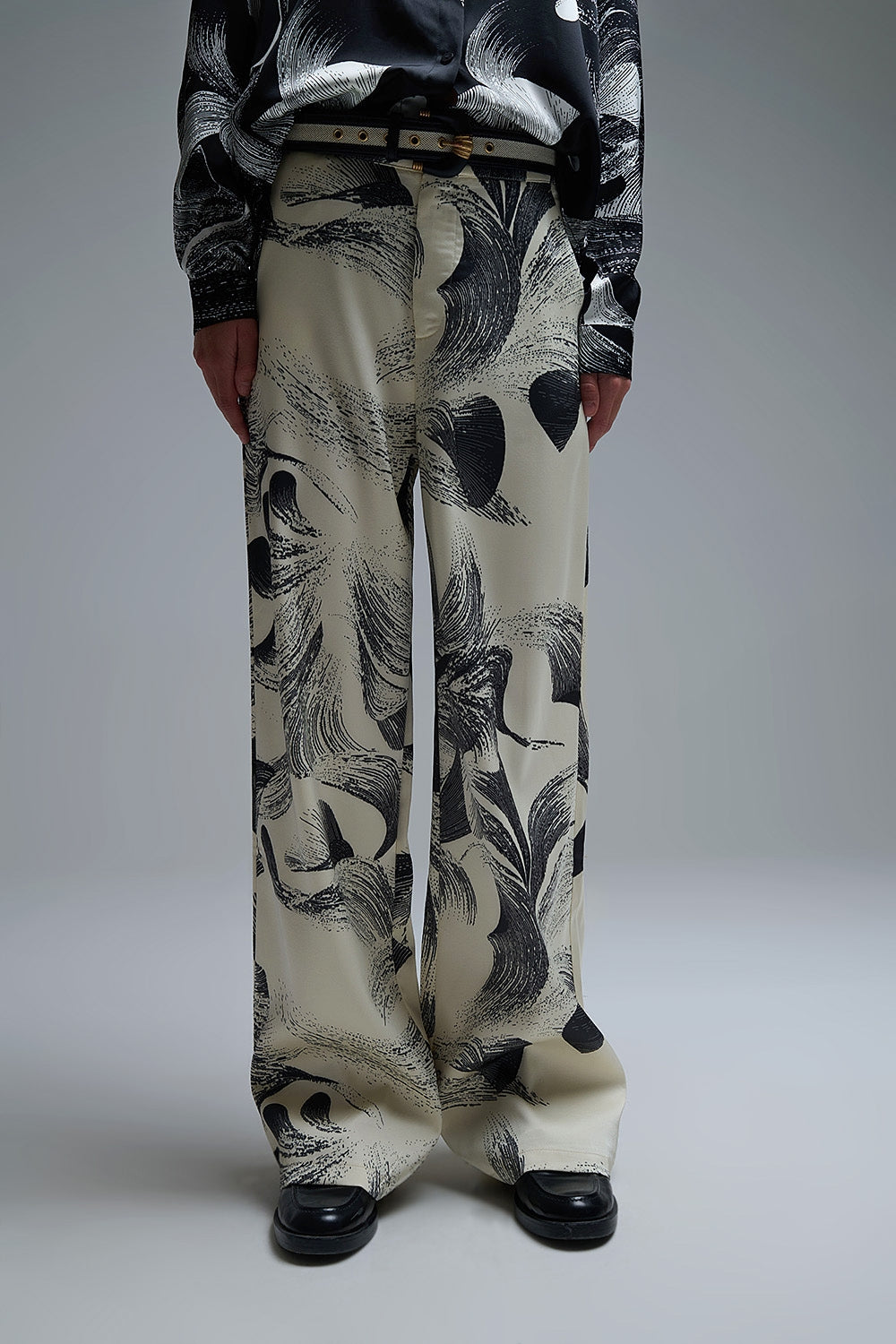 Calças largas em creme com estampado elegante