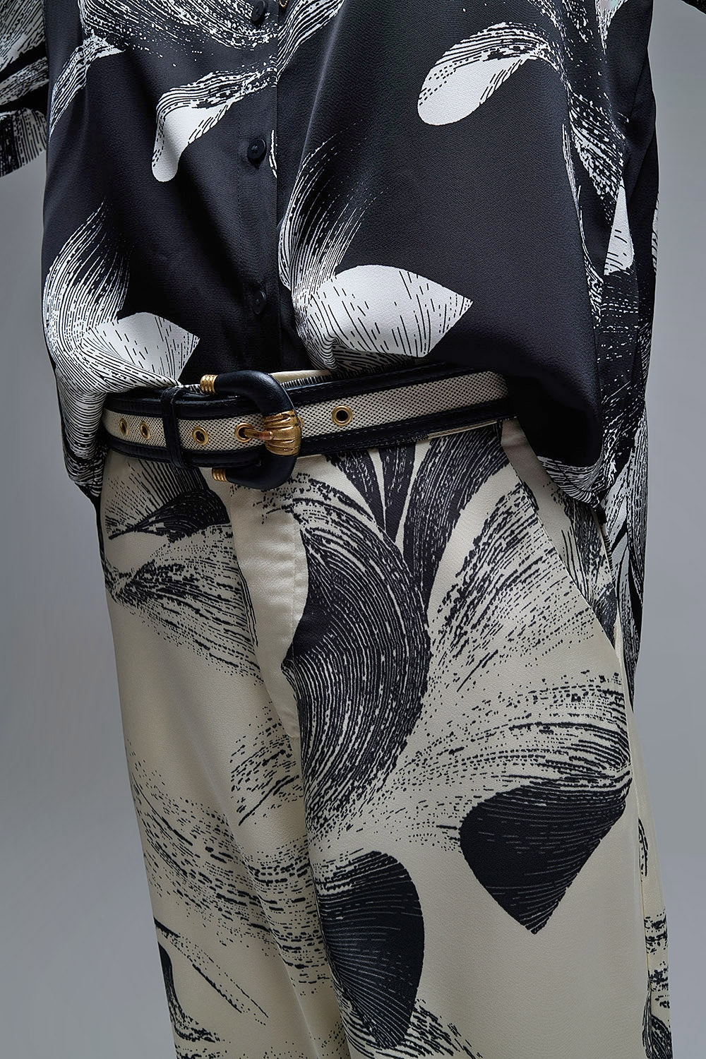 Calças largas em creme com estampado elegante