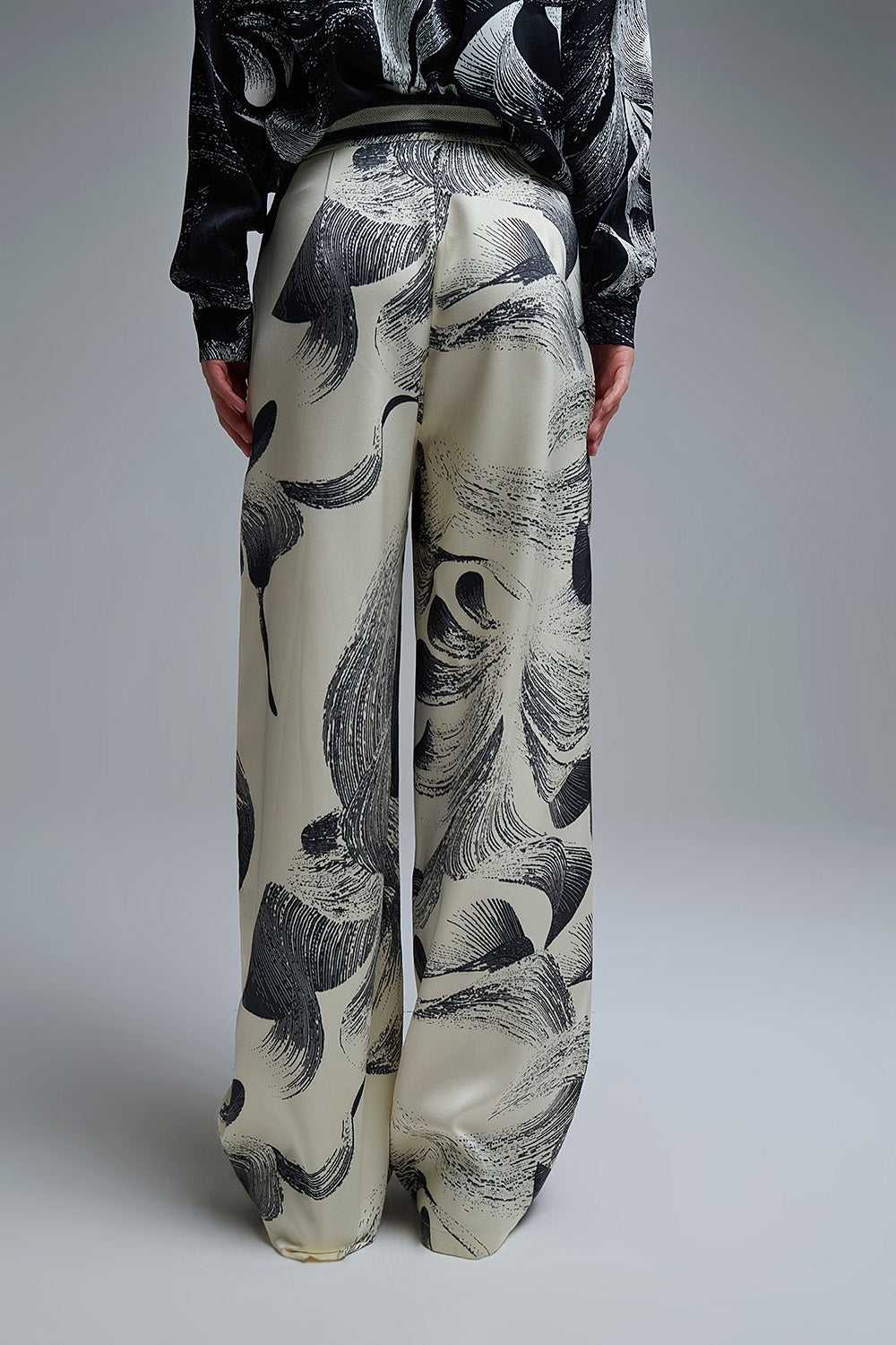 Calças largas em creme com estampado elegante
