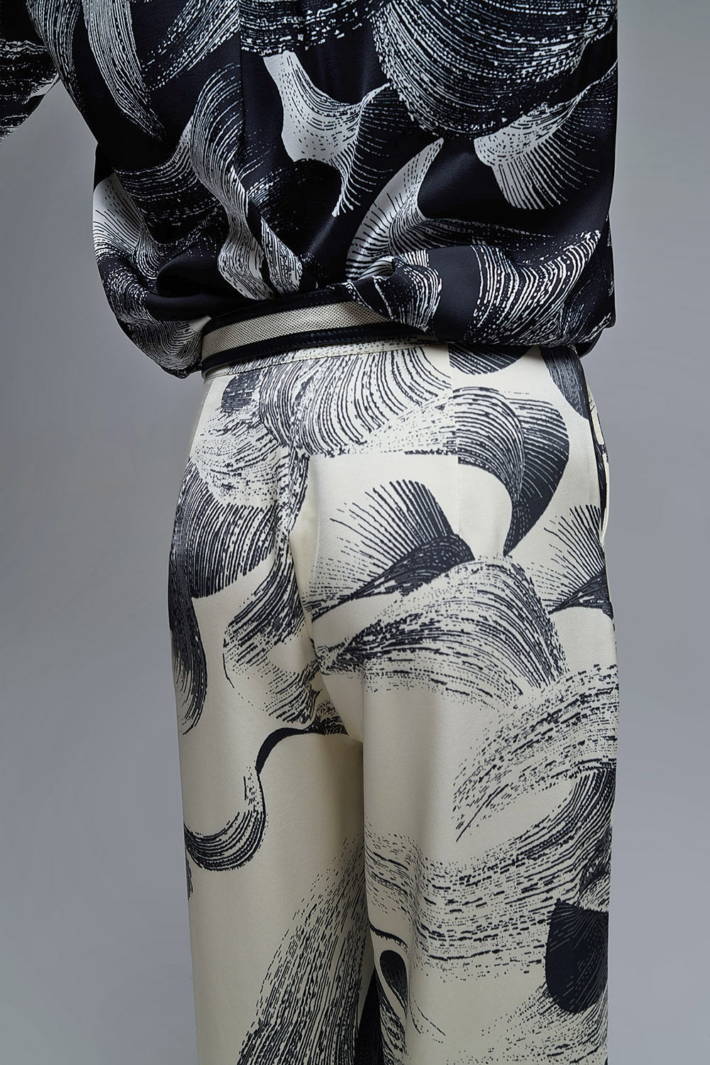 Calças largas em creme com estampado elegante