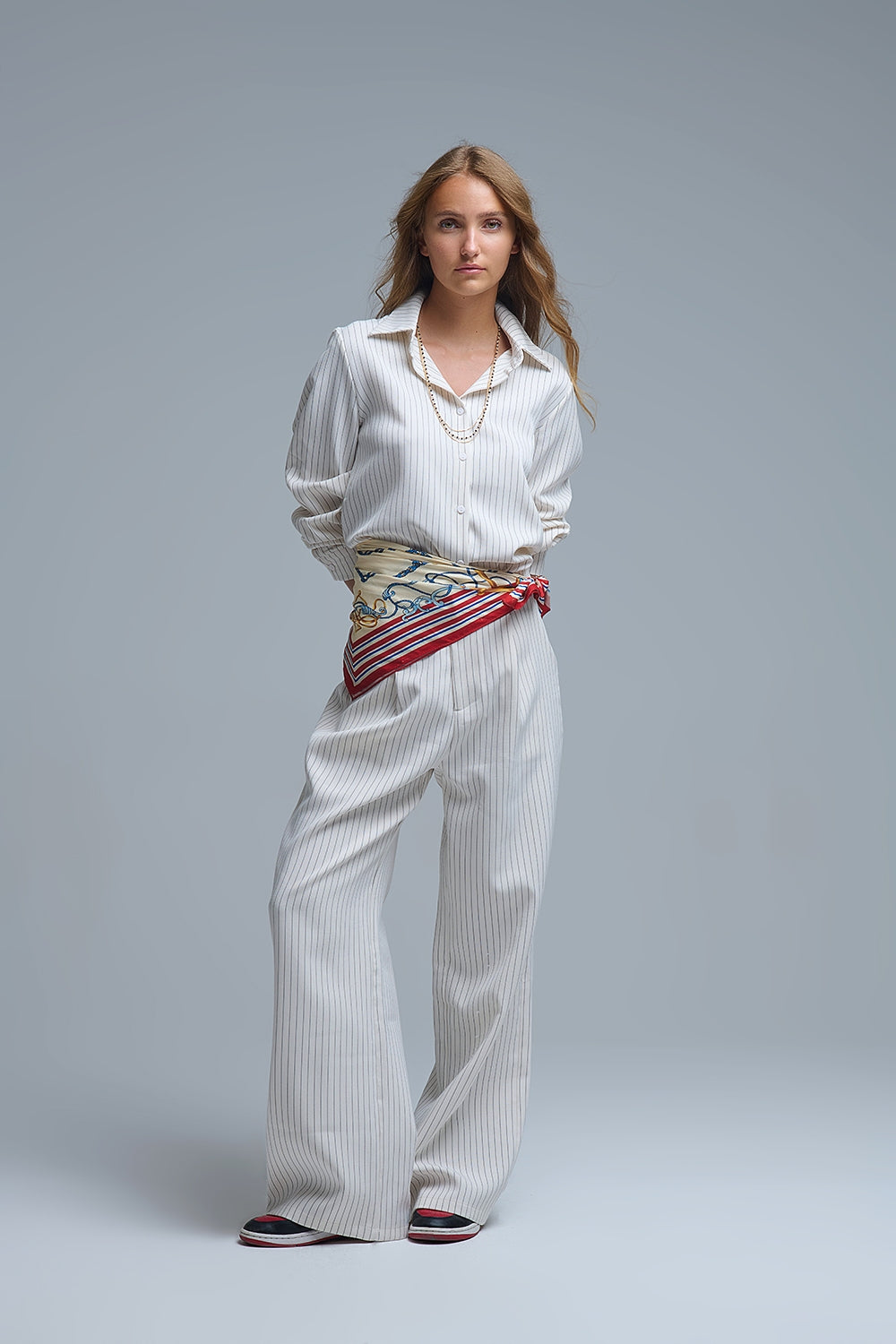 Calças largas com forro em creme e riscas chiques