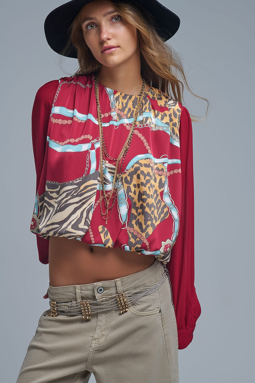 Blusa vermelha chique com estampado abstrato