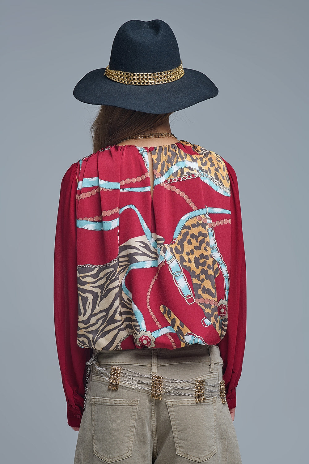 Blusa vermelha chique com estampado abstrato