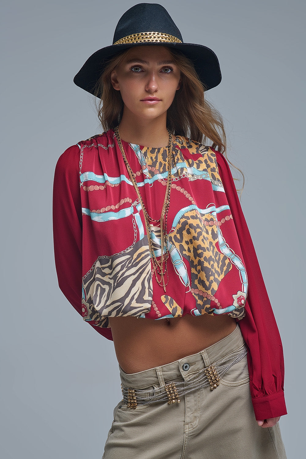 Blusa vermelha chique com estampado abstrato