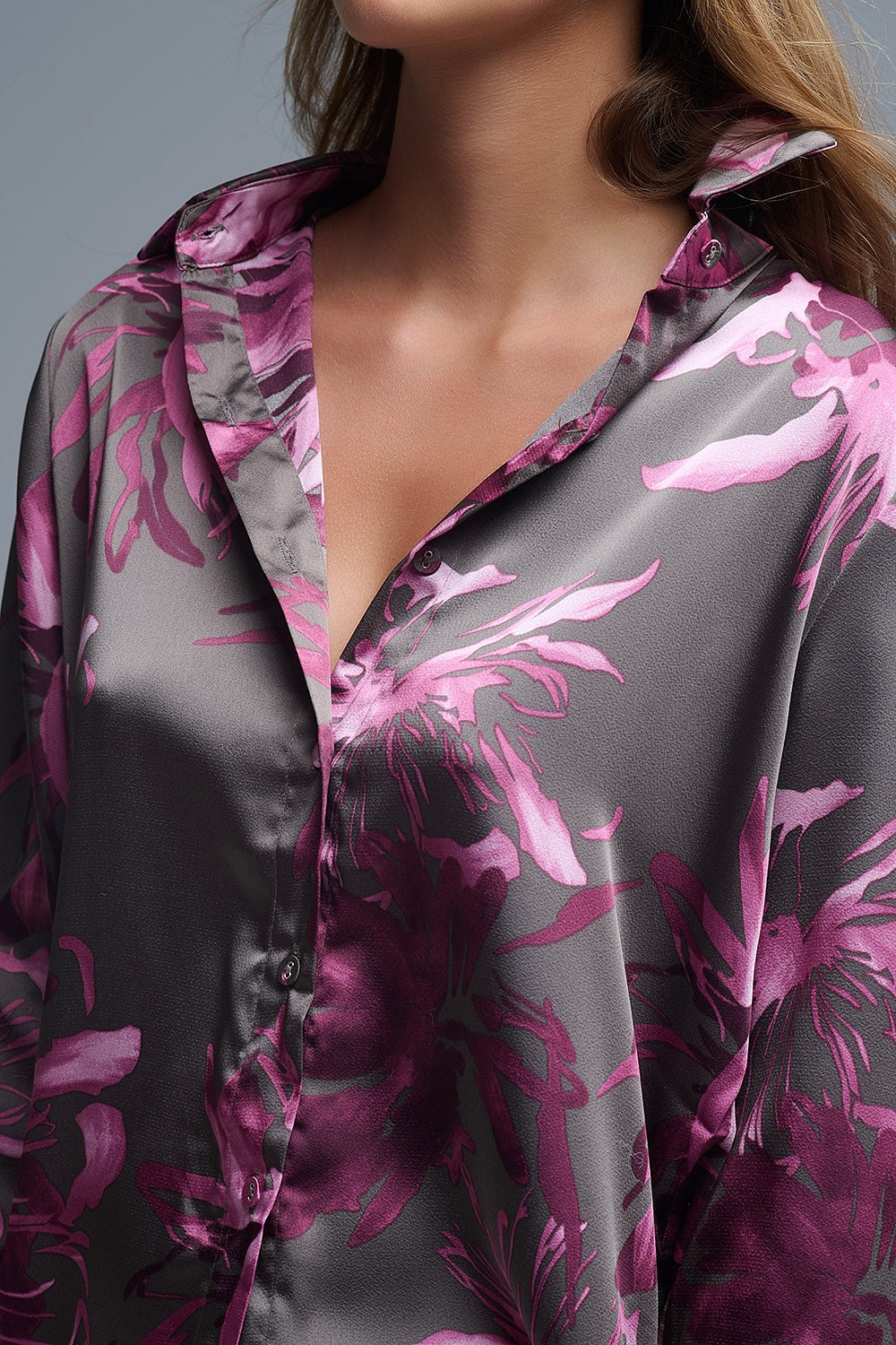 Camisa de cetim cinzenta com estampado floral e botões