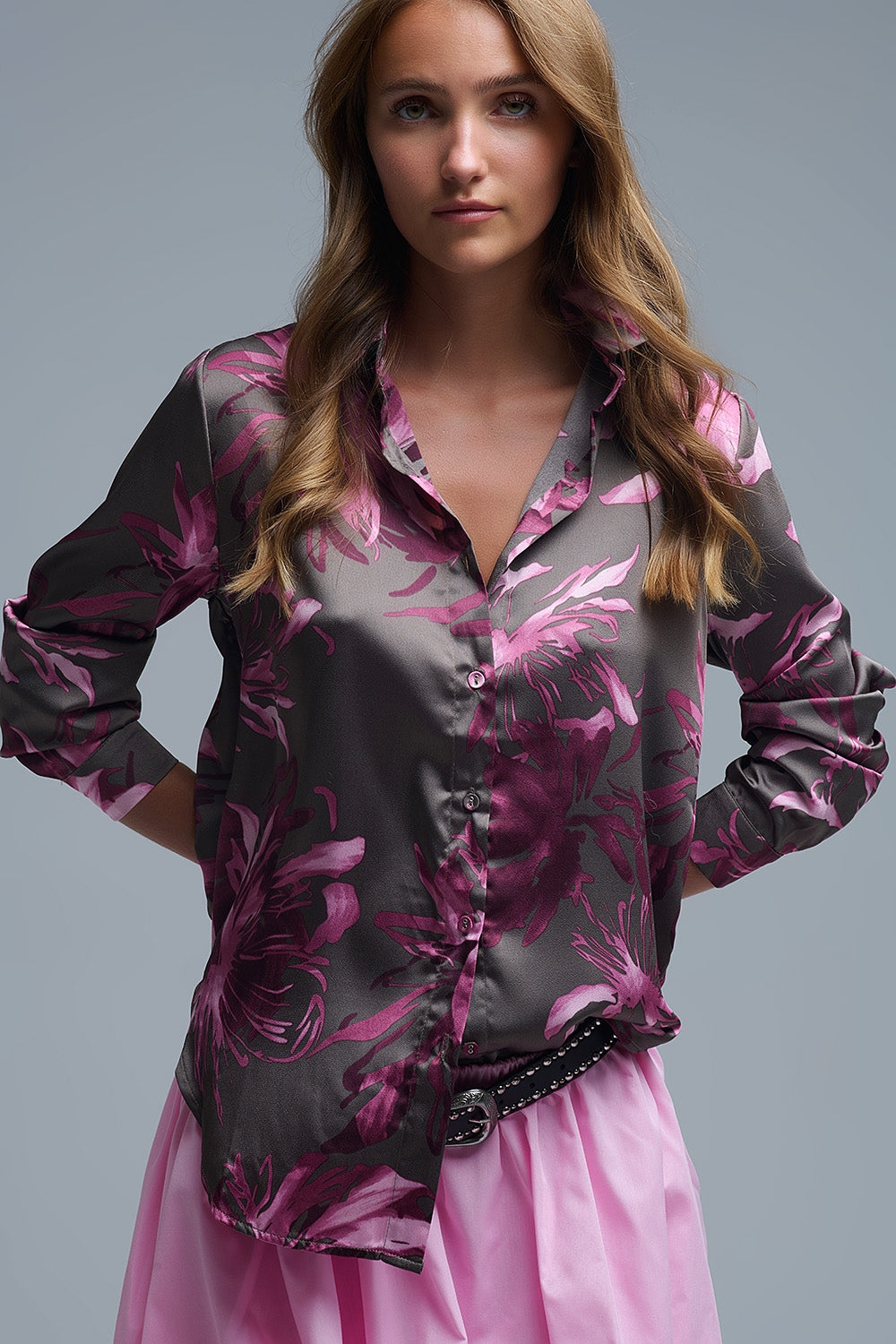 Camisa de cetim cinzenta com estampado floral e botões