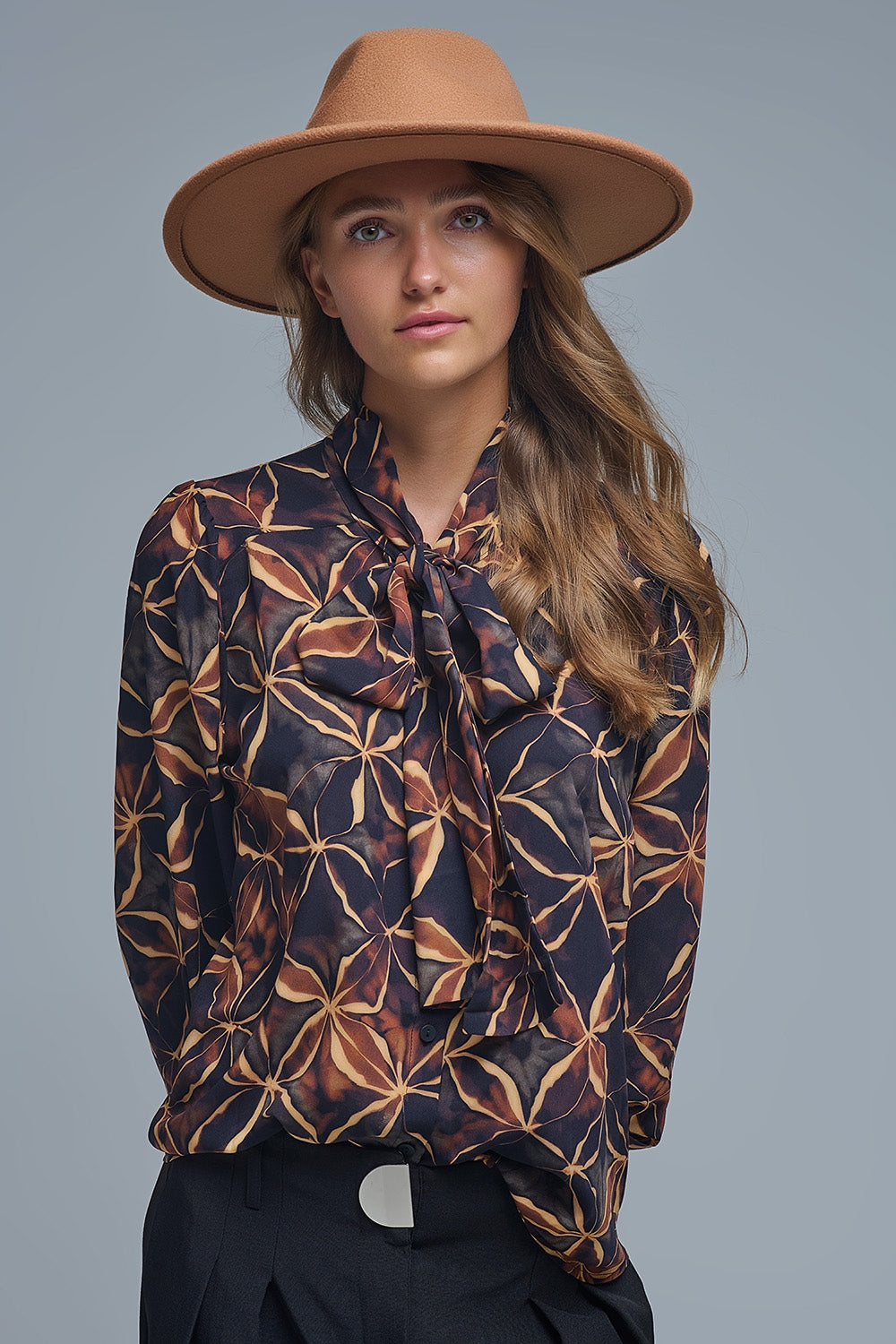 Camisa de chiffon preta com estampado abstrato e laço com nó