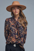 Camisa de chiffon preta com estampado abstrato e laço com nó