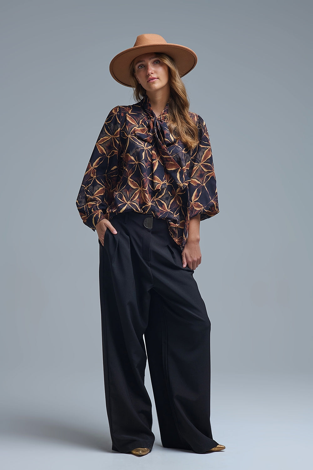 Camisa de chiffon preta com estampado abstrato e laço com nó