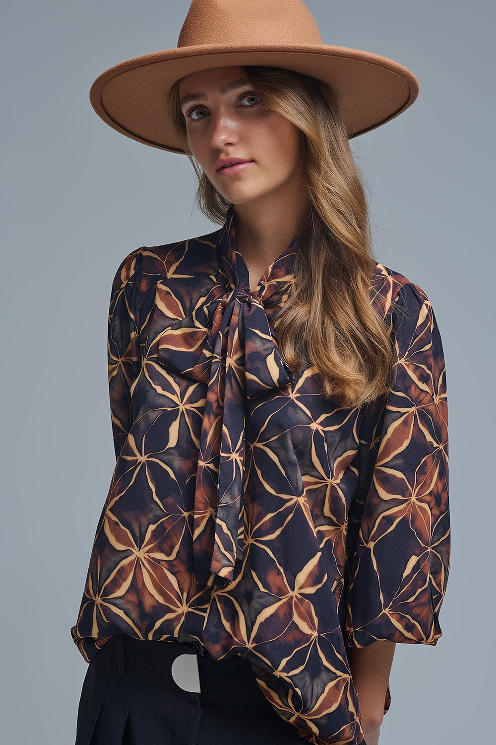 Camisa de chiffon preta com estampado abstrato e laço com nó
