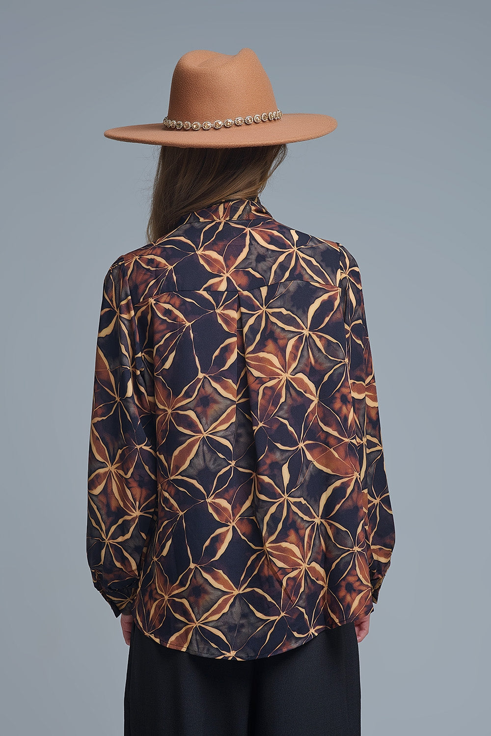 Camisa de chiffon preta com estampado abstrato e laço com nó