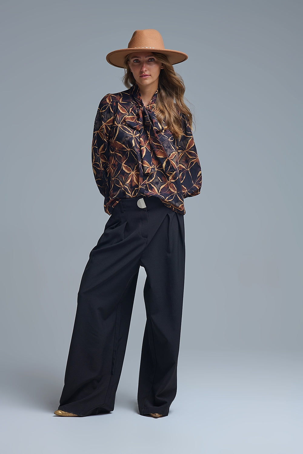 Camisa de chiffon preta com estampado abstrato e laço com nó