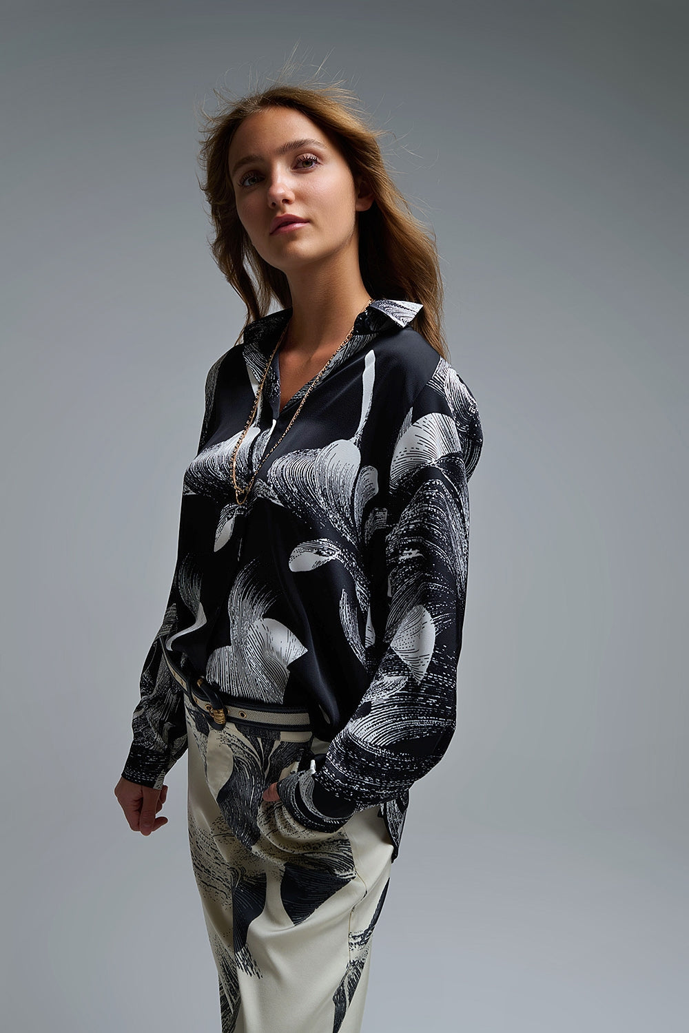 Blusa de cetim preta com estampado abstrato