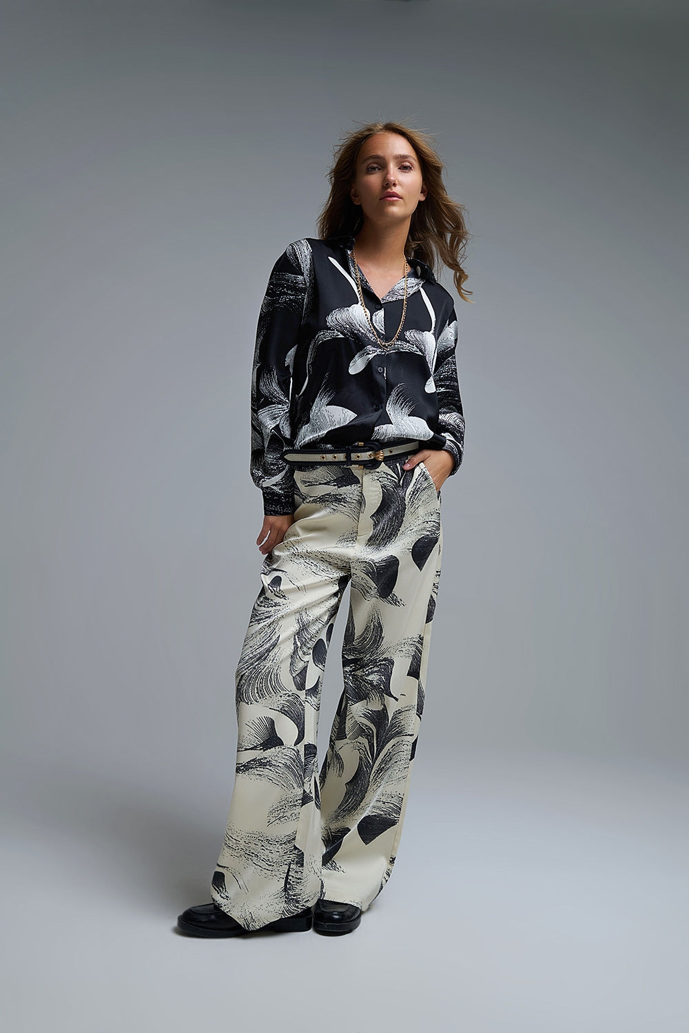Blusa de cetim preta com estampado abstrato