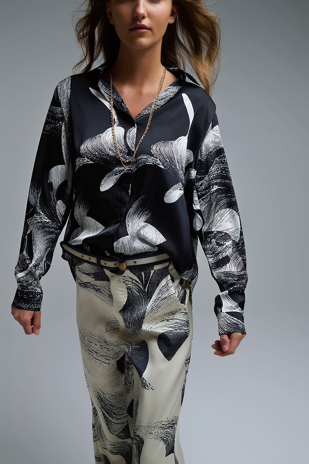 Blusa de cetim preta com estampado abstrato