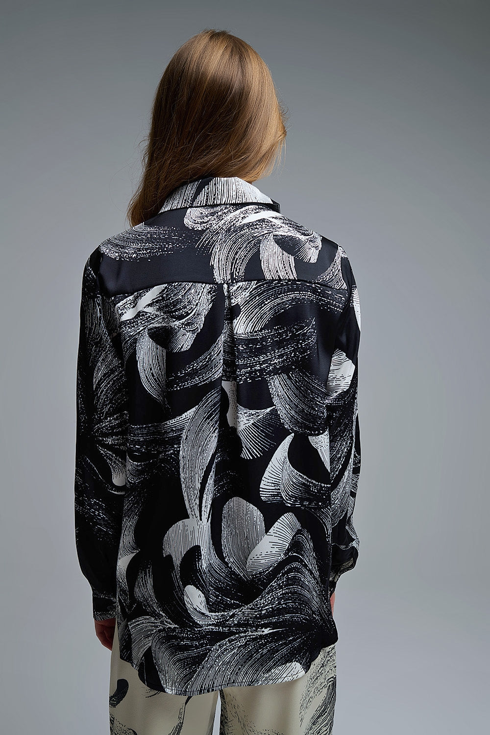 Blusa de cetim preta com estampado abstrato