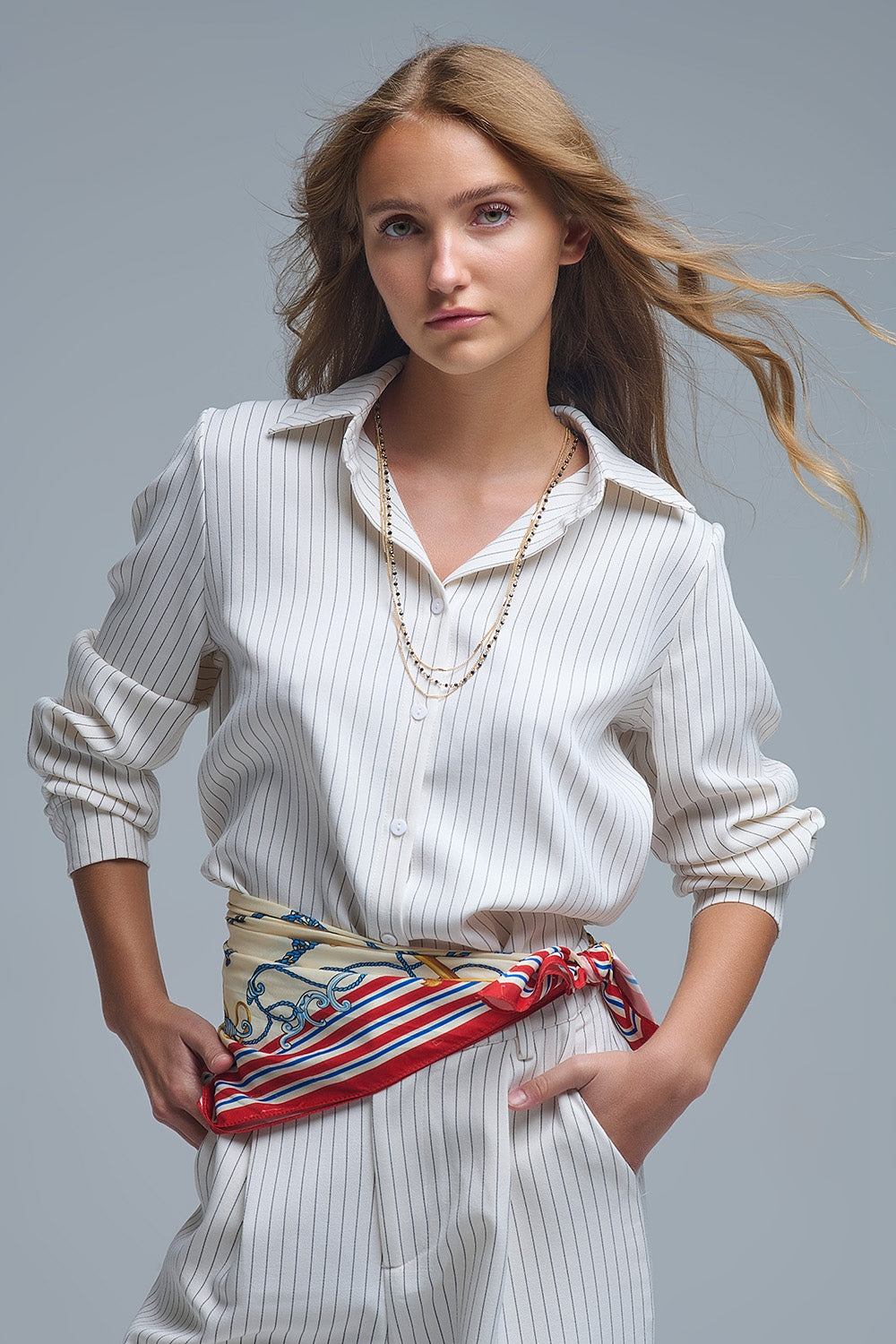 Camisa sofisticada de gola alta com riscas em creme