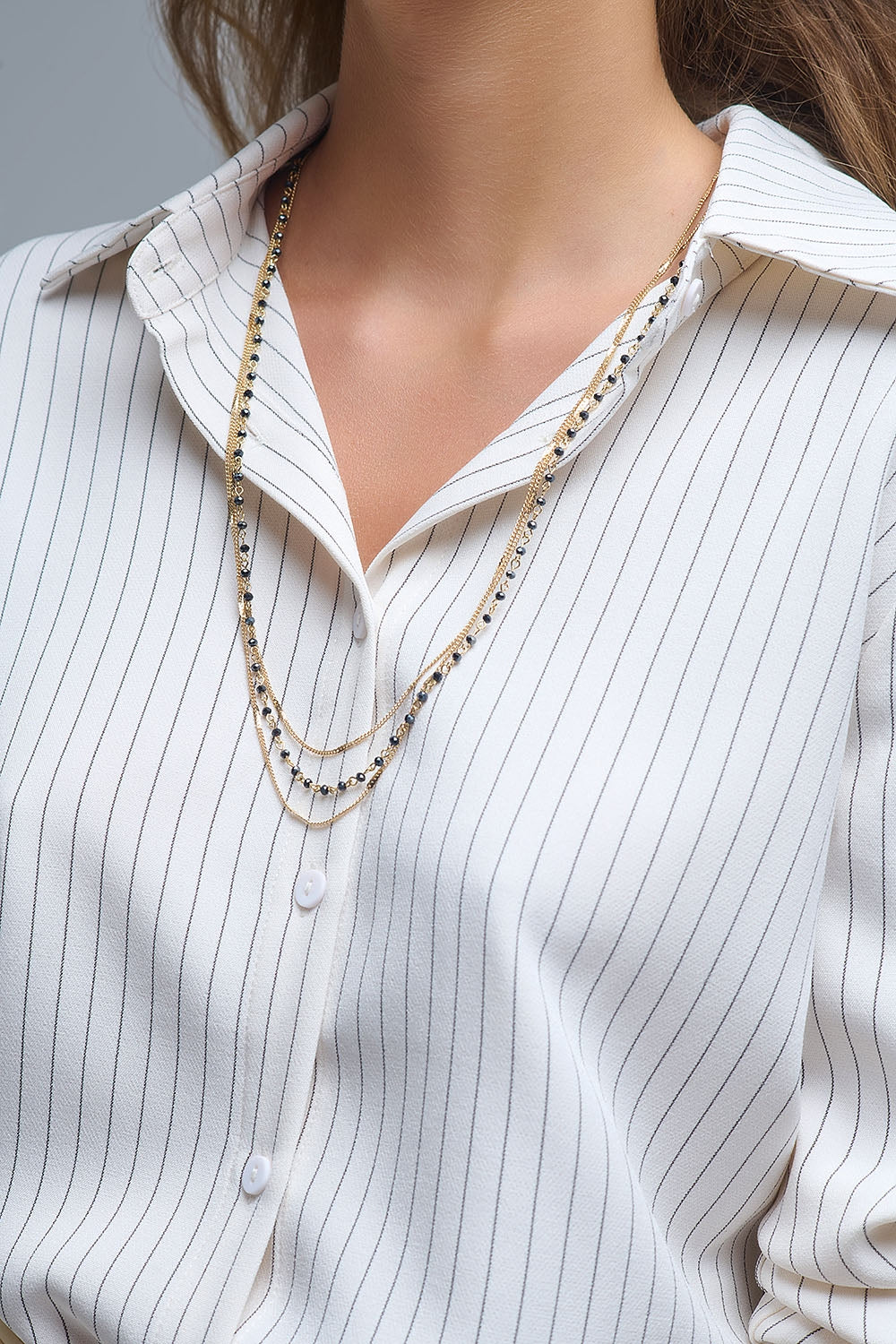 Camisa sofisticada de gola alta com riscas em creme