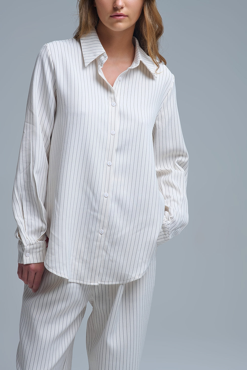 Camisa sofisticada de gola alta com riscas em creme