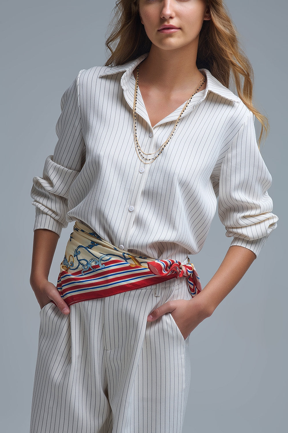 Camisa sofisticada de gola alta com riscas em creme
