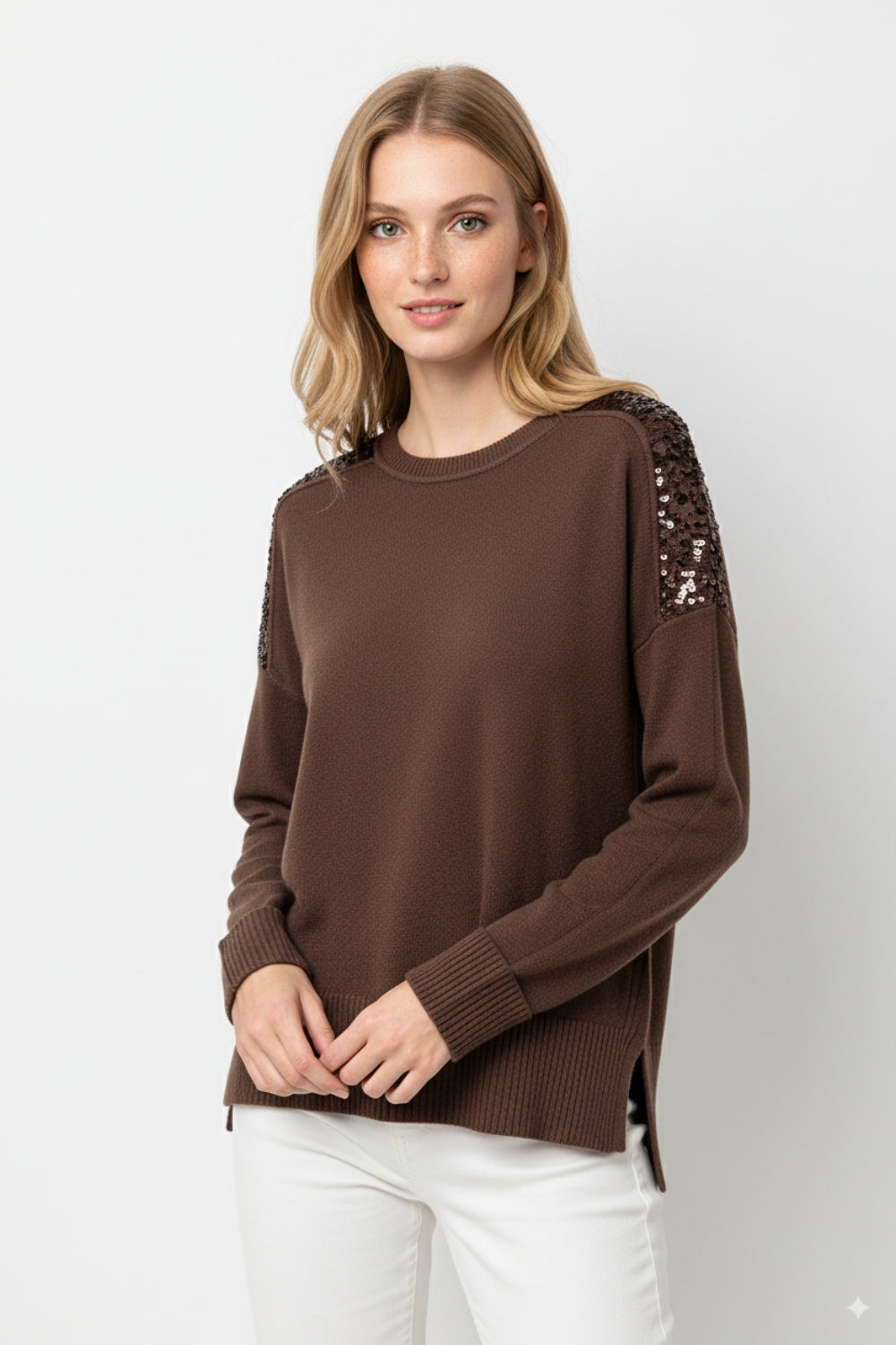 Camisola castanha de mangas compridas com lantejoulas nos ombros